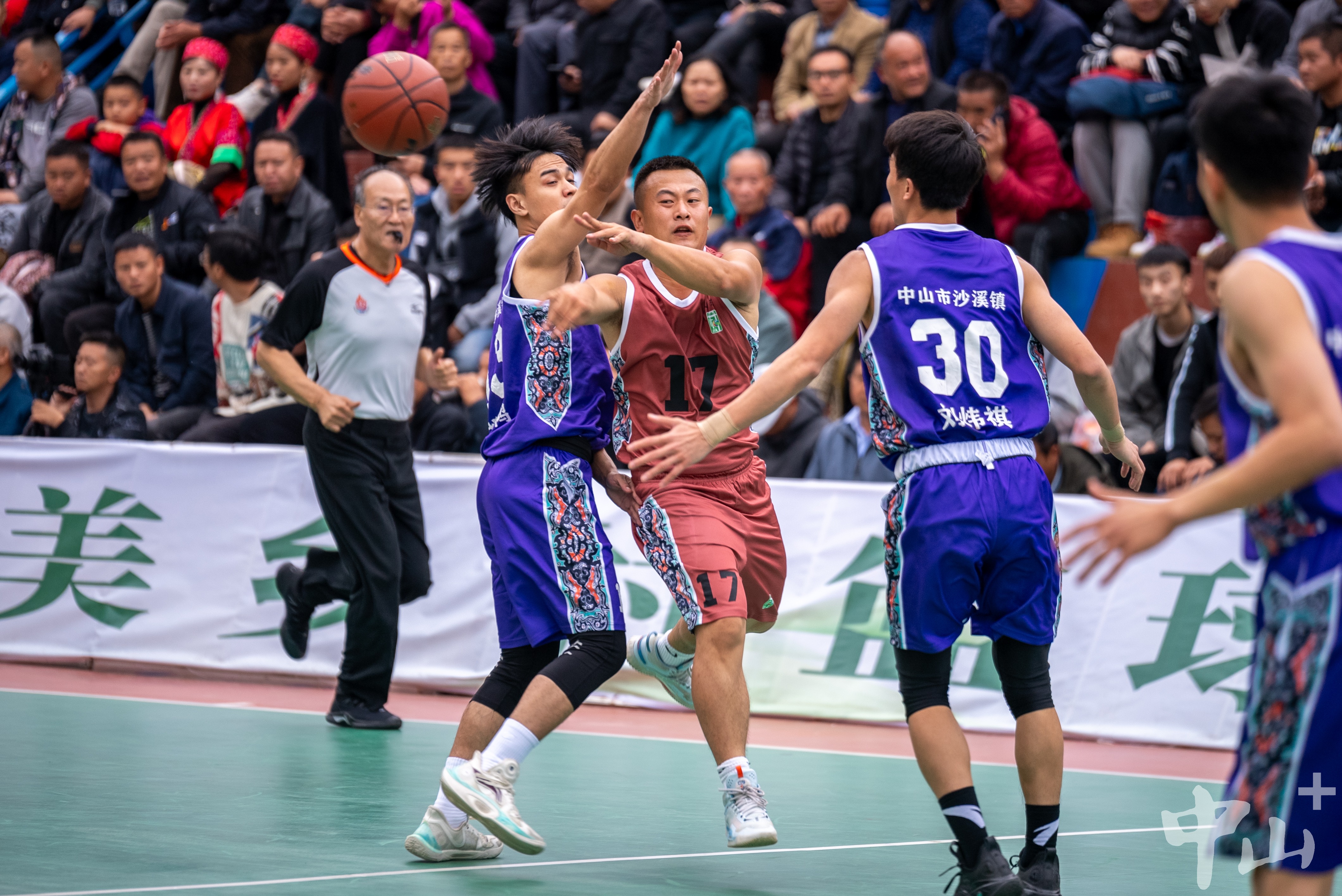 包含篮球职业联赛转播权争夺现场激烈的词条